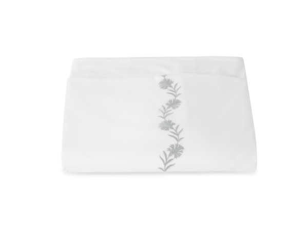 https://matouk-website.imgix.net/spree/products/6318/large/Daphne_Duvet_silver_primary.png?1582297344?auto=format
